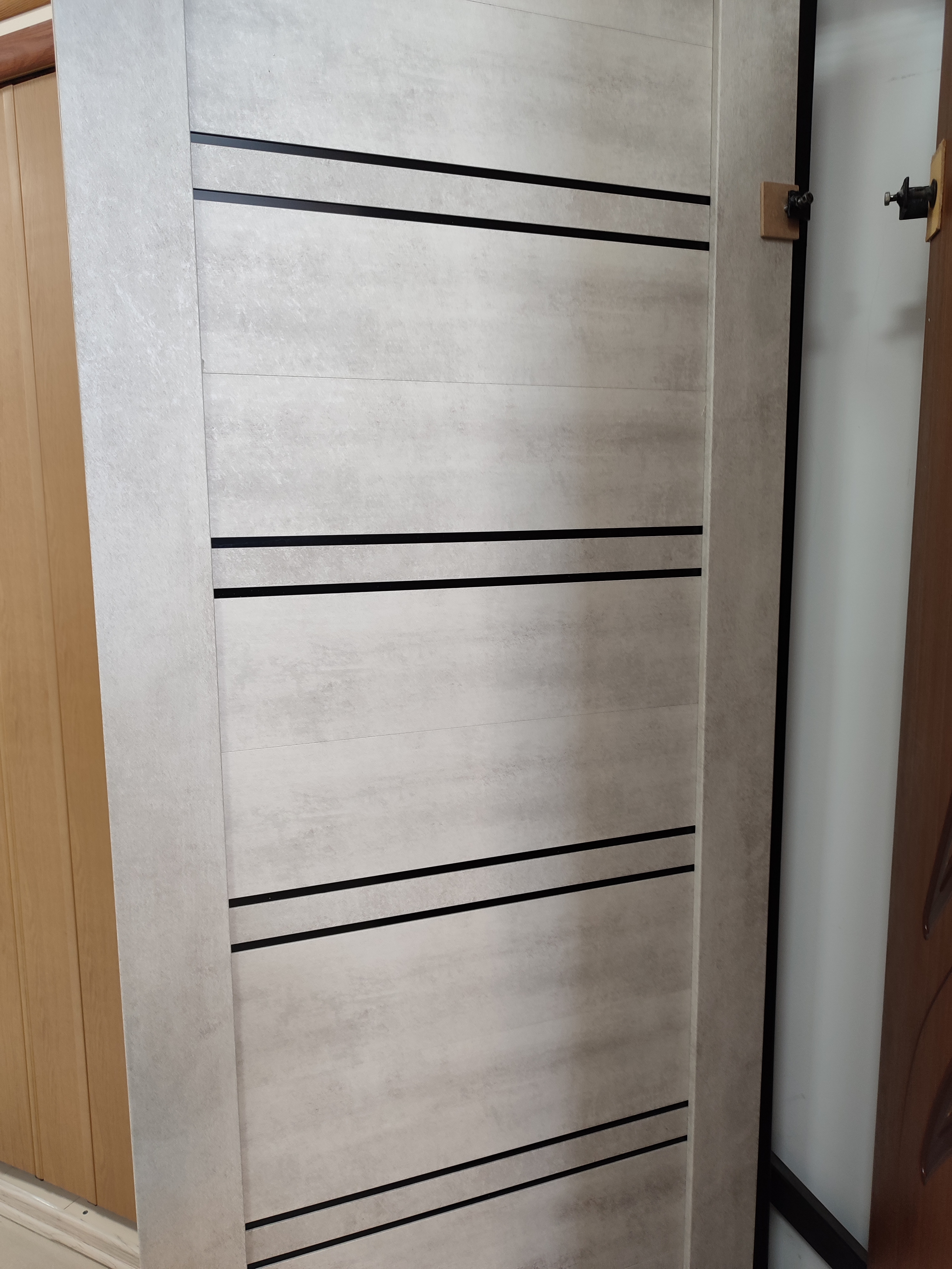 картинка Дверь Т65 Бетон светлый ПО 80 стекло Лакобель черный от магазина Евродом