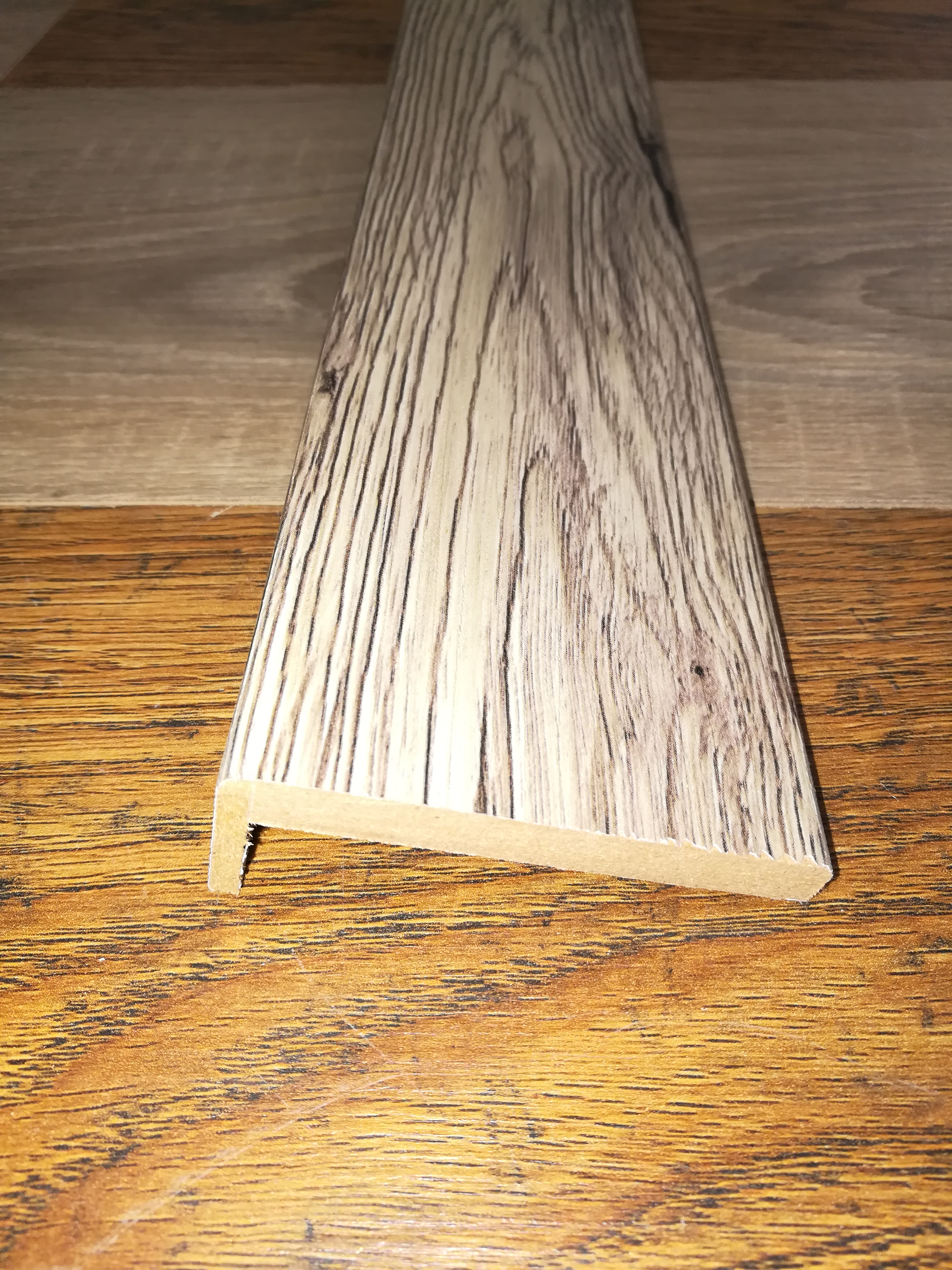 картинка Наличник телескоп Q (8мм, 70, 2150, Дуб эссе, Quest) от магазина Евродом