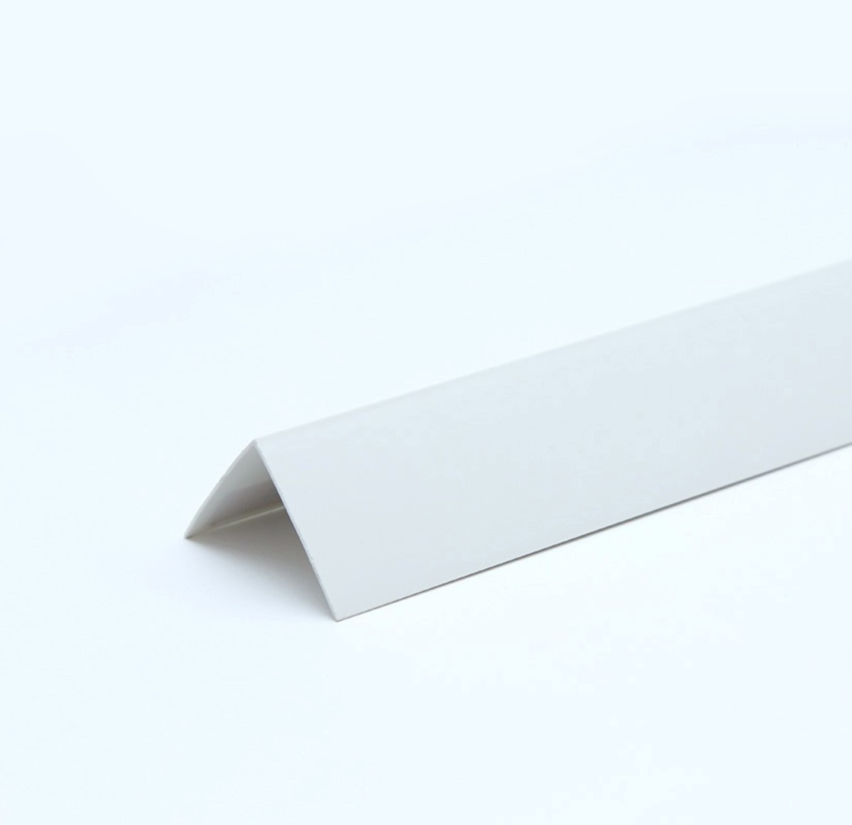 картинка Угол ПВХ 15х15 (2,7 м х 1 мм) от магазина Евродом