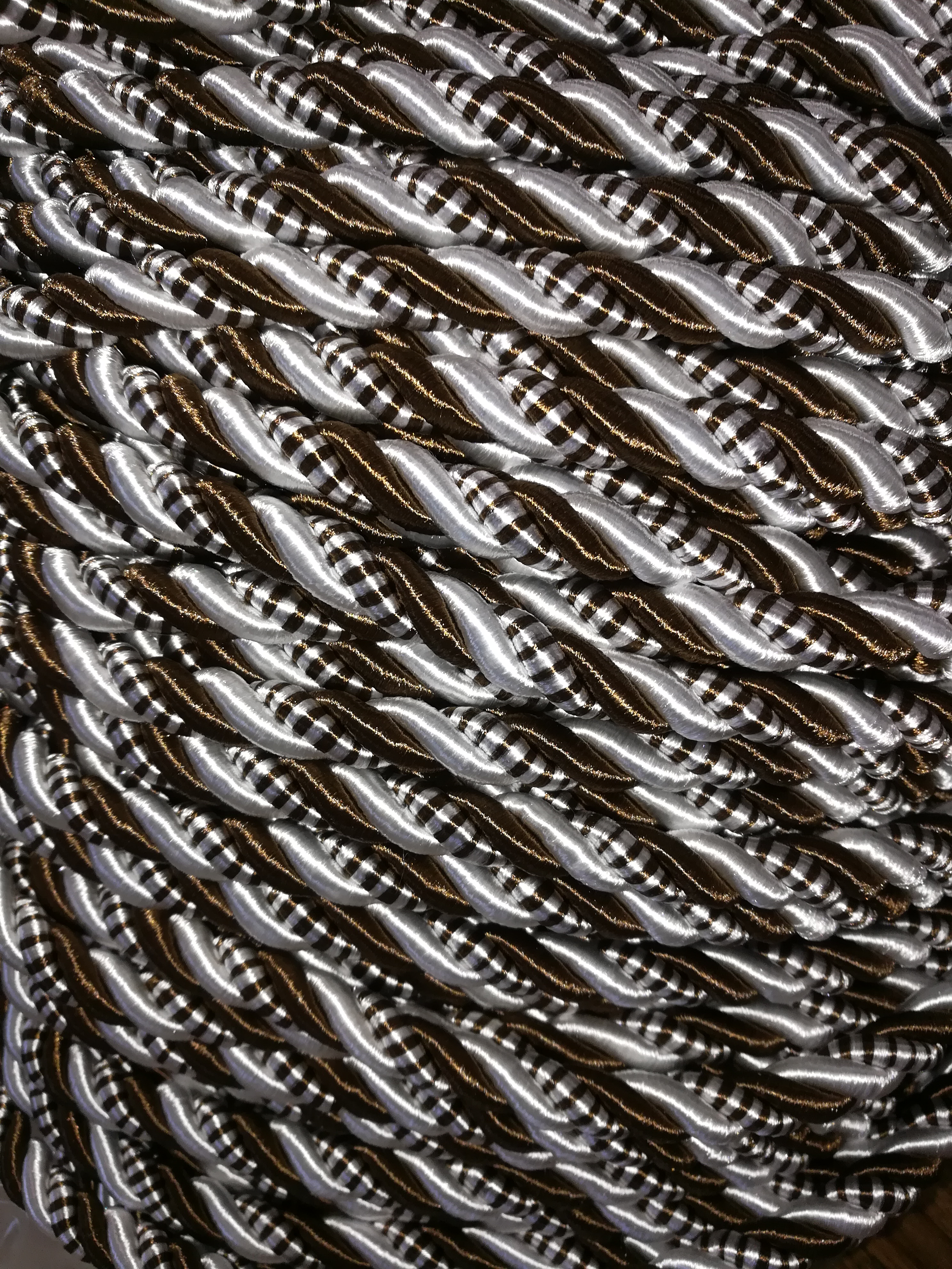 картинка Шнур Г16-1 бело-шоколадный с полоской от магазина Евродом