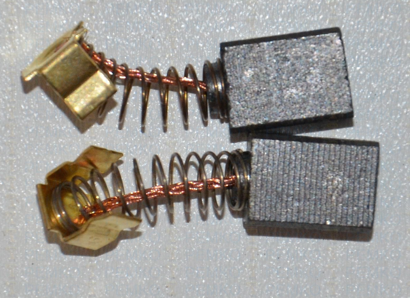 картинка Щетка угольная ПЭ-440/18ЭР (к-т 2шт.) 11х9х6мм от магазина Евродом