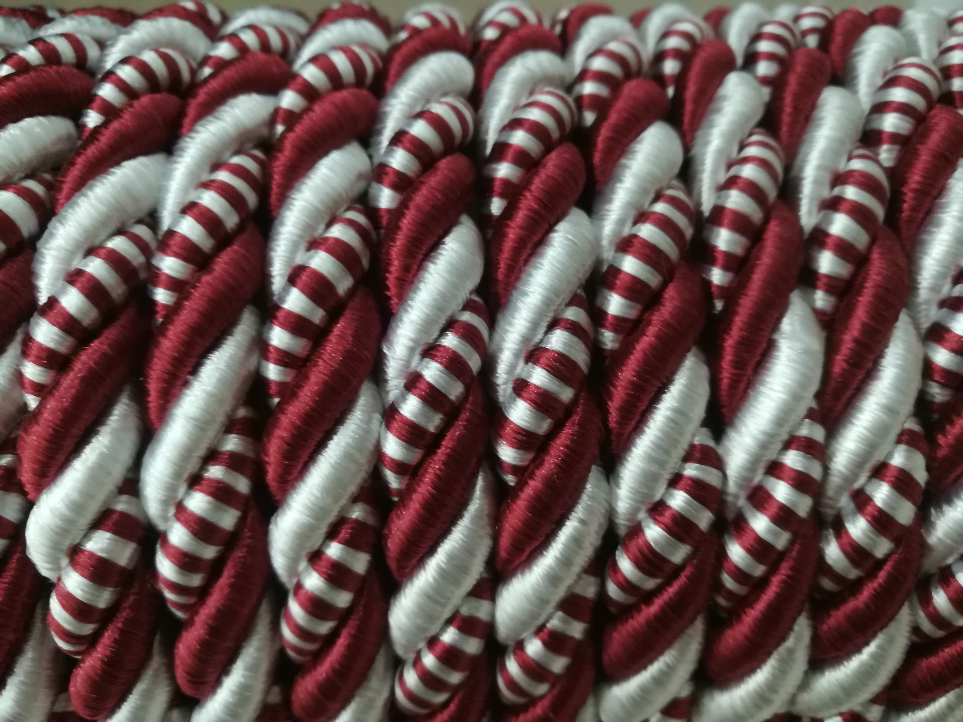 картинка Шнур Г08 бело-бордовый с полоской от магазина Евродом